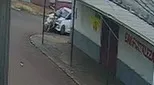 Motociclista é arrastado após colisão e carro invade mercearia em Cascavel