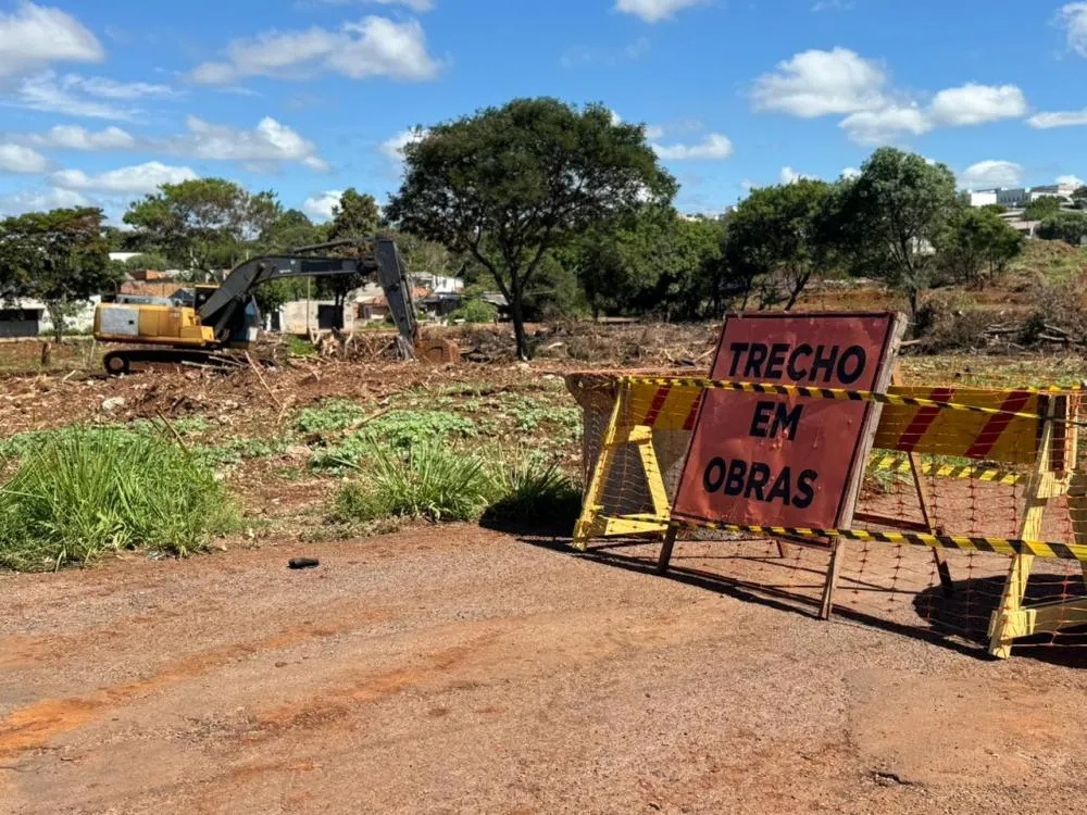Rua Tupiniquins é interditada no bairro Santa Cruz