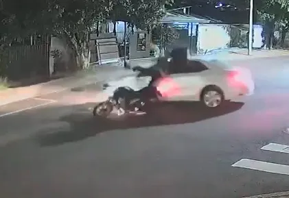 Câmera mostra moto atingindo Corolla na rua Ipanema