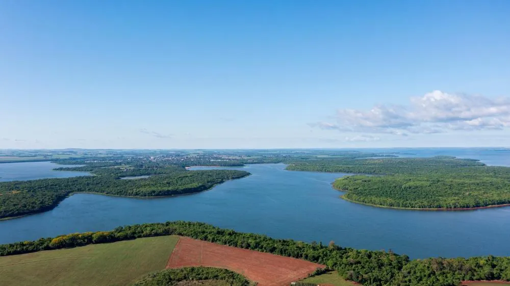 Imagem aérea do reservatório e faixa de proteção. Foto: Edino Krug/Itaipu Binacional.