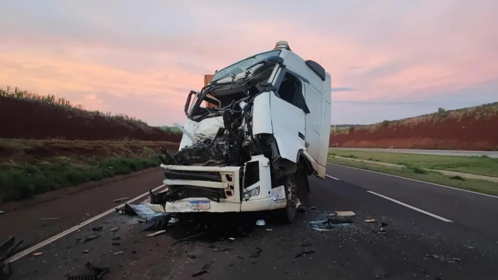 Dois caminhões batem no Contorno Oeste em Cascavel