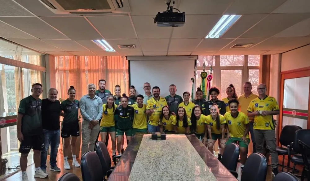 Autoridades municipais recepcionam equipe de futsal feminino da AACC/Copagril