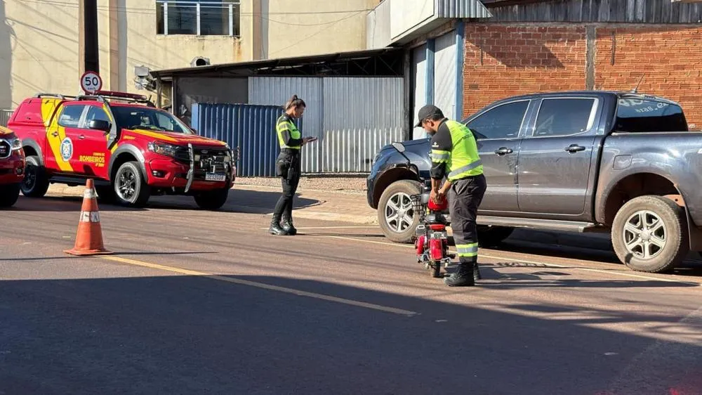 Motociclista fica inconsciente ao colidir moto elétrica no Universitário
