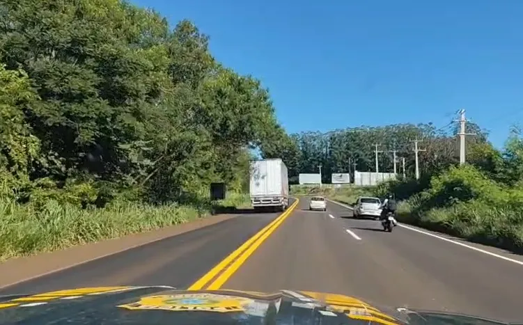 PRF flagra caminhoneiro realizando ultrapassagem perigosa em curva no Oeste