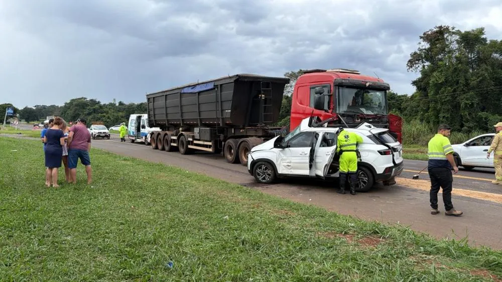Criança de sete anos morre e mãe fica gravemente ferida em acidente na BR-277