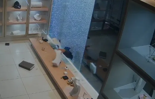 Joalheria é alvo de criminosos na madrugada em Cascavel