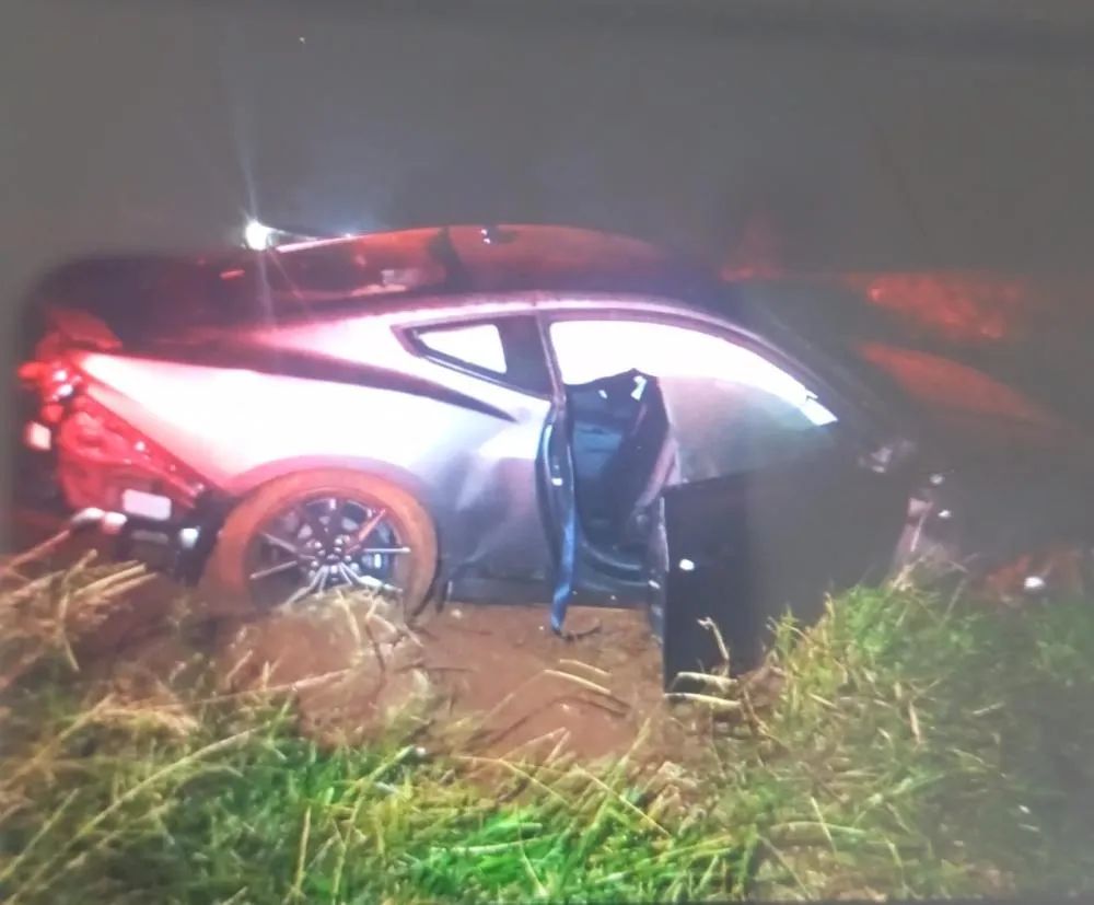 Mustang é abandonado após acidente na zona rural de Cascavel