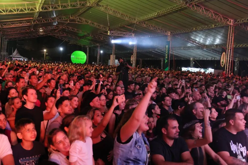 Expo Rosa 2026 encerra com show e público presente mesmo com chuva