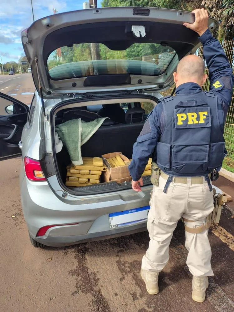 PRF apreende mais de 50 kg de maconha na BR-277, em Cascavel