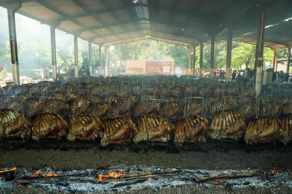 Cascavel é a casa do maior costelão de fogo de chão do mundo neste Dia do Trabalhador
