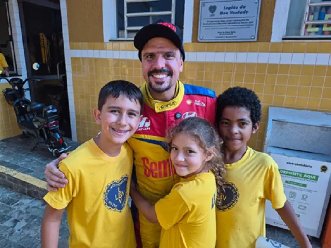 Velocidade e solidariedade em Cascavel: piloto Victor Guerin, líder da Copa Hyundai HB20, visita entidade local