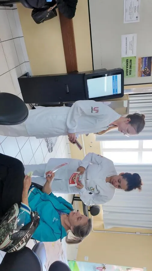 Pacientes da Farmácia Escola recebem orientações sobre uso correto de medicamentos