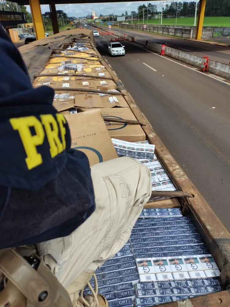 PRF flagra carreta carregada com milho transportando cerca de 400 caixas de cigarros contrabandeados