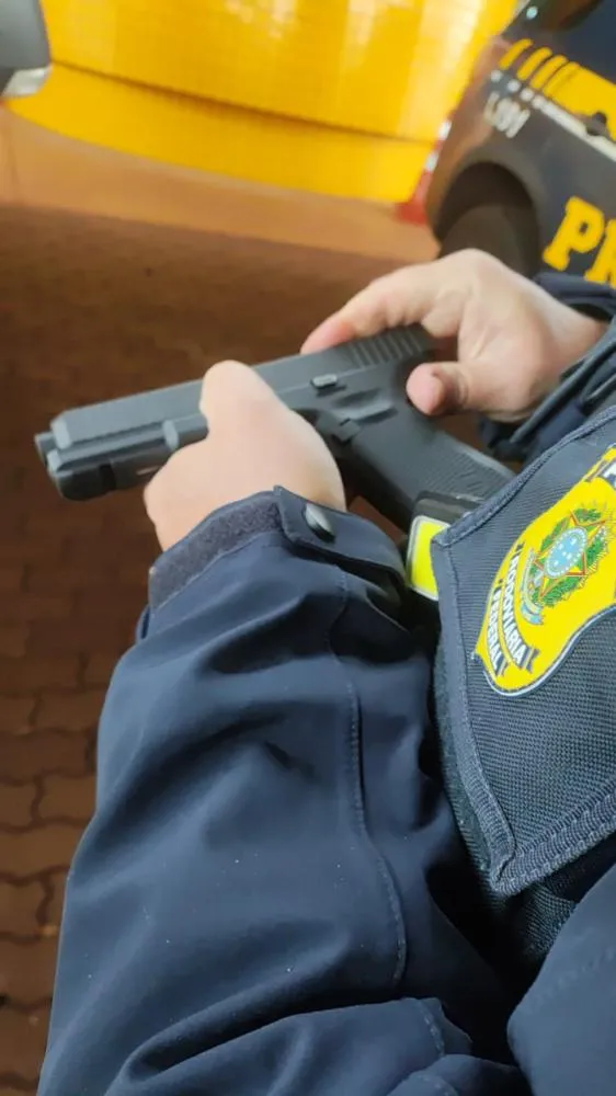 PRF apreende pistola de treinamento e mercadorias em fiscalização na BR-277