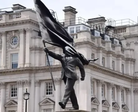 A Estátua do escultor Bansksy em Londres denuncia os criminosos que mascaram suas atividades ilícitas se ocultando por trás do patriotismo ostensivo