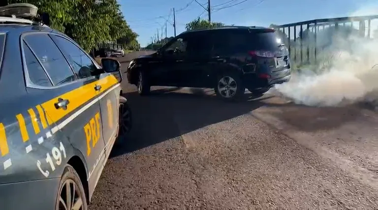  Veja as imagens. PRF apreende veículo clonado equipado com dispositivo de fumaça em Palotina 