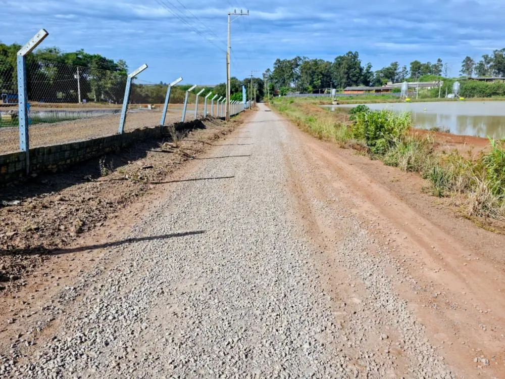 Secretaria de Agricultura realiza reposição de solo brita em cerca de 20 quilômetros de estradas rurais