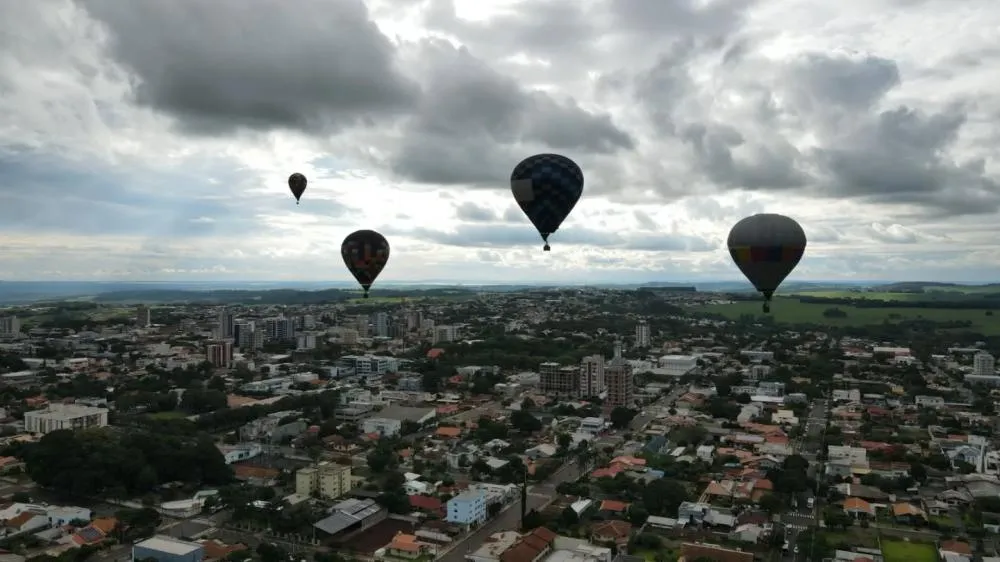 Balões coloridos chamam atenção no céu de Marechal Cândido Rondon