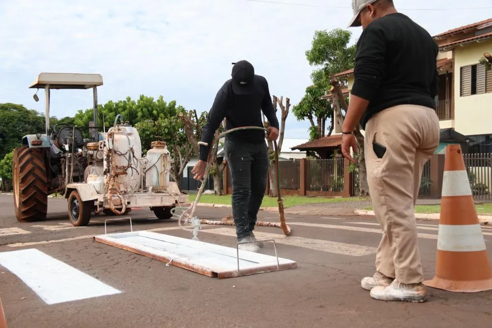 Prefeitura realiza continuamente a pintura de sinalização viária para reforçar a segurança no trânsito