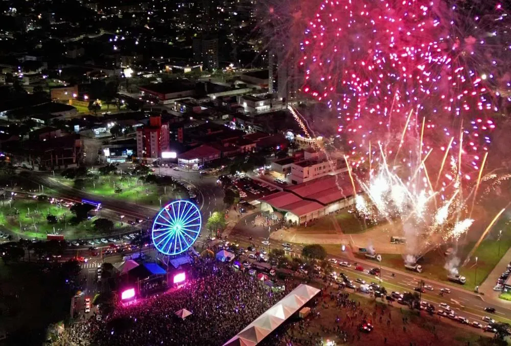 Prefeitura entrega noite mágica com shows, fogos, luzes e chegada do Papai Noel