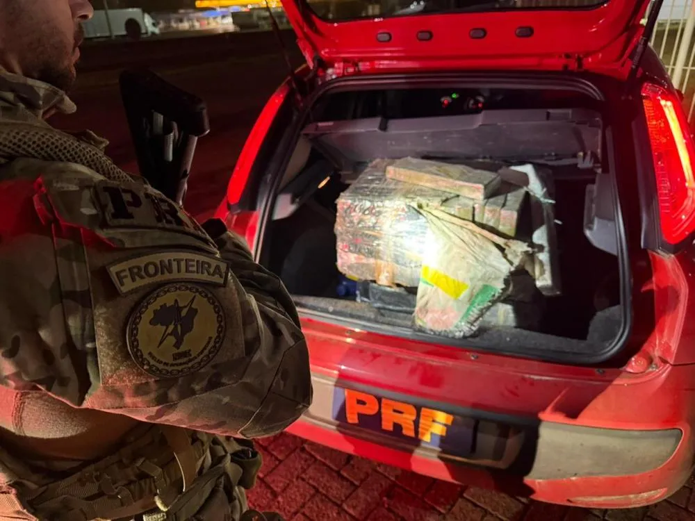 Casal é preso pela PRF transportando 121 kg de maconha
