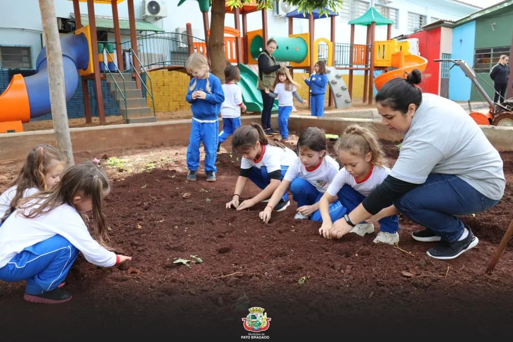 Horta escolar incentiva práticas sustentáveis em Pato Bragado