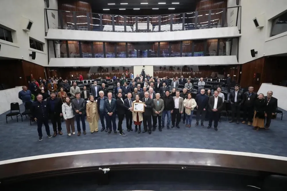 Assembleia homenageia os 70 anos do IDR-Paraná em sessão solene