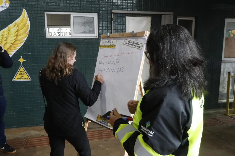 Campanha Maio Amarelo reforça cuidados no trânsito junto a usuários de transporte