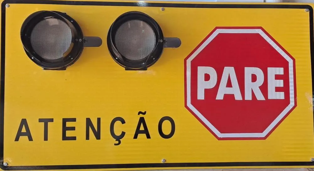Transitar instala novas placas luminosas em cruzamentos de Cascavel