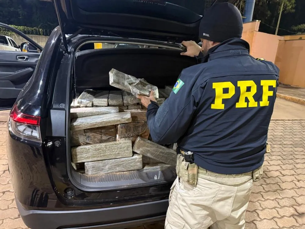 Carro furtado é interceptado pela PRF com fardos de droga na BR-369
