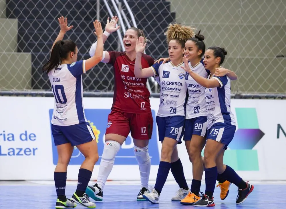 om gols de Giovanna e Jaque Nunes, Stein confirma liderança em Brasília