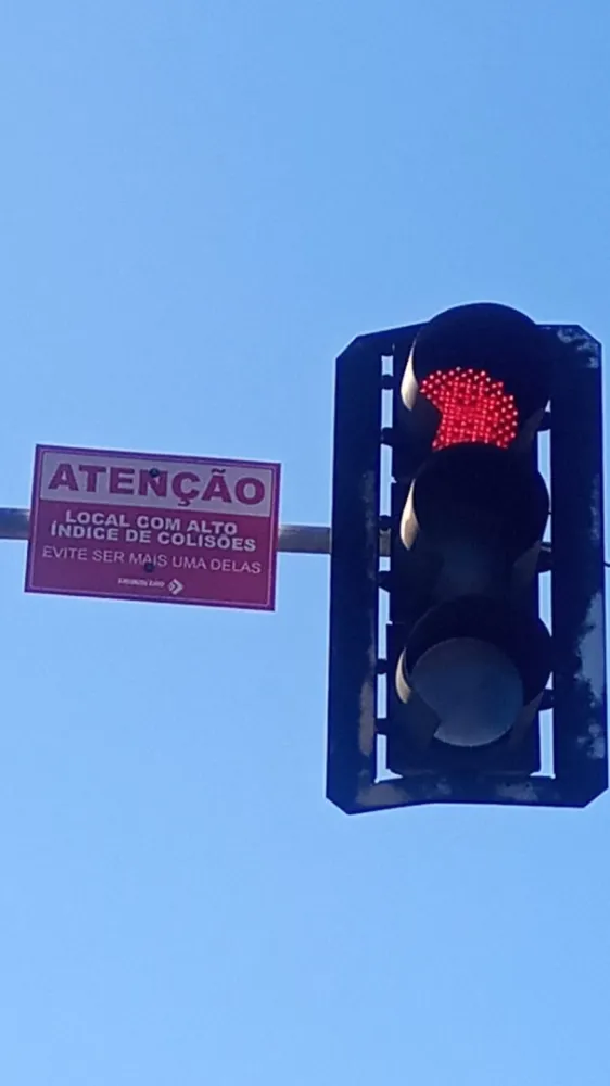 Transitar instala placas para reforçar a sinalização em cruzamentos com mais acidentes