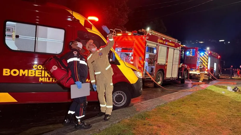 Apartamentos ficam destruídos em incêndio no Santa Cruz