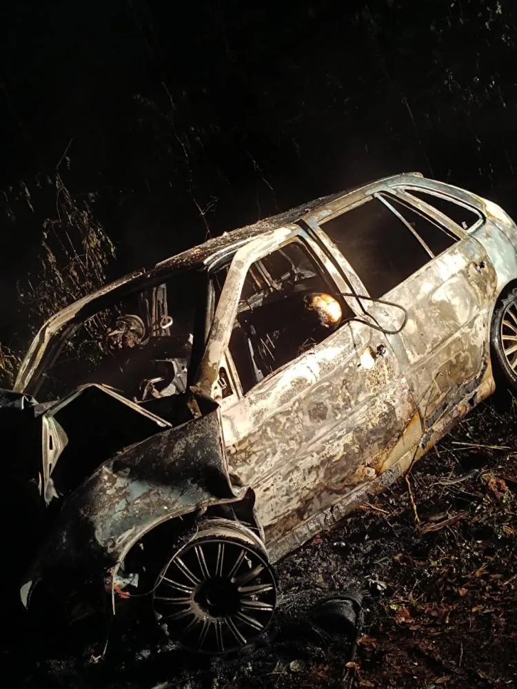 Duas pessoas morrem carbonizadas após automóvel capotar no Oeste