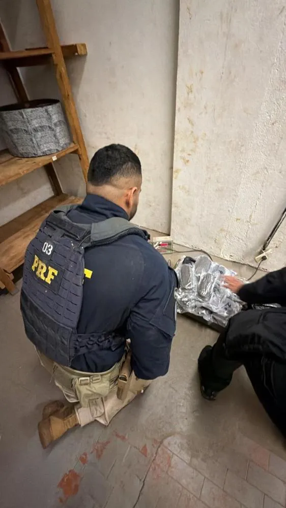 Condutor foge e abandona carro carregado com maconha e haxixe na BR-277