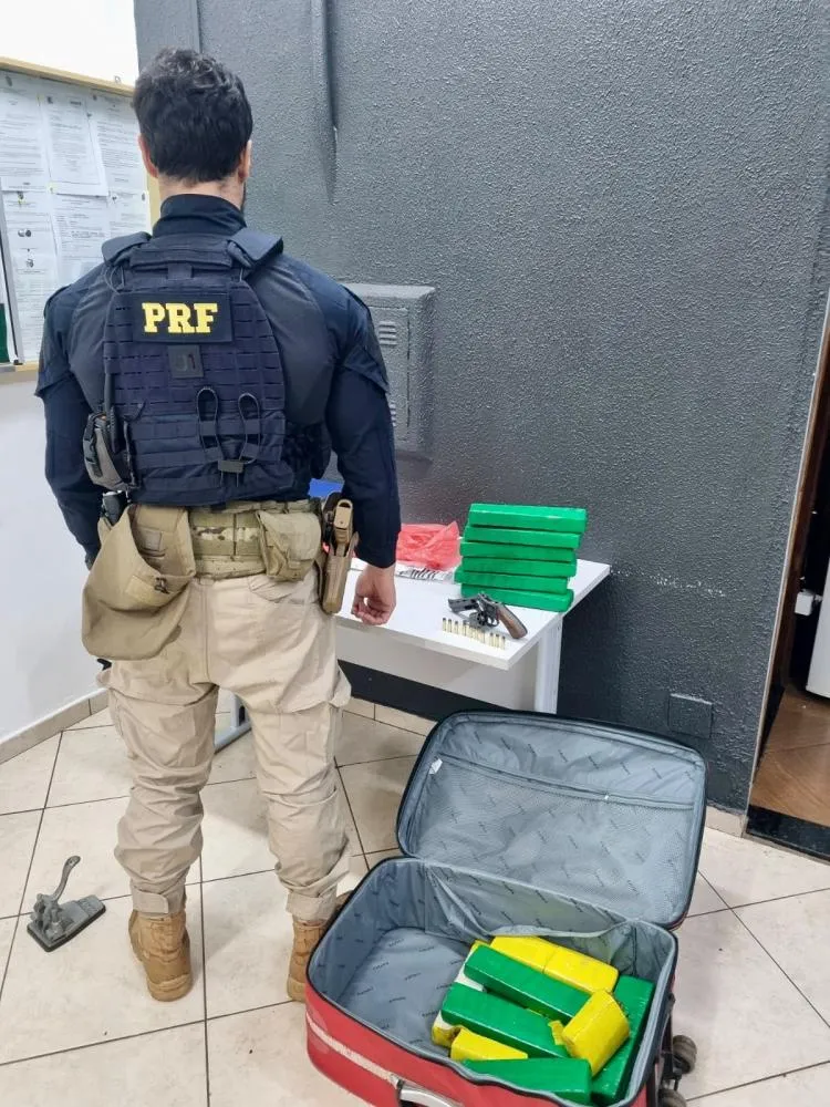 PRF apreende revólver e 14 quilos de maconha em ônibus na BR-277