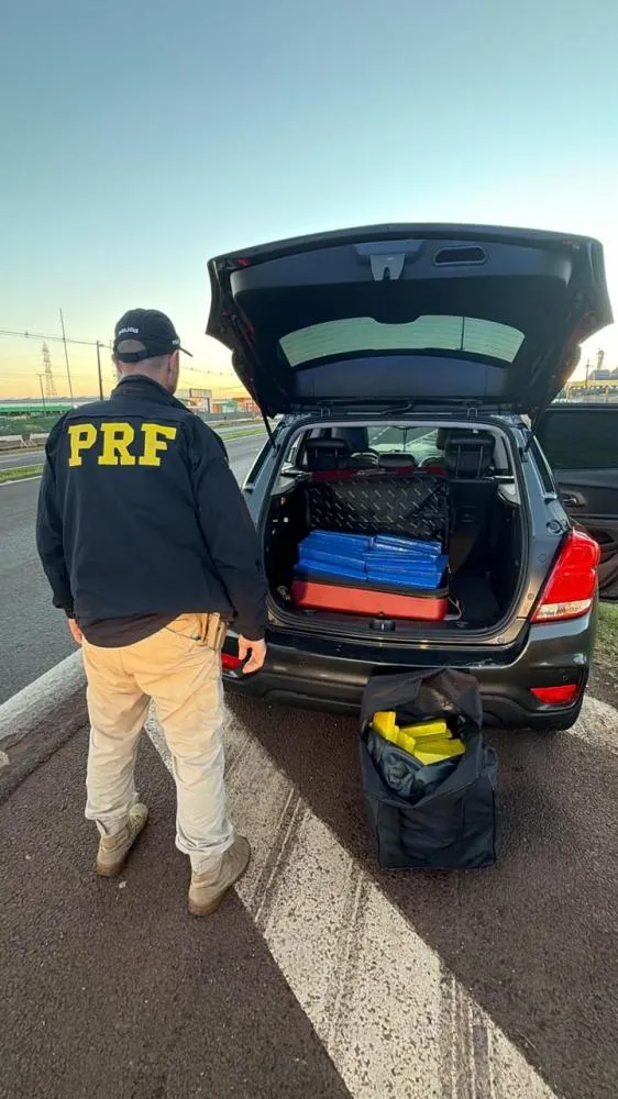 PRF apreende 75 quilos de maconha e detém dois homens na BR-277 em Cascavel