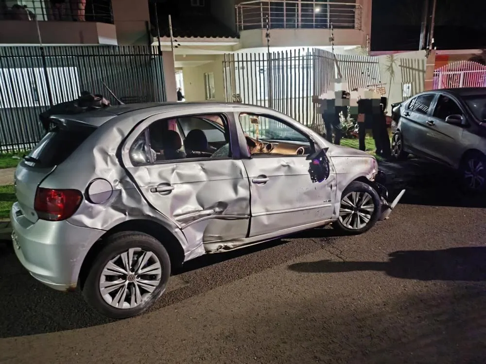 Veja as imagens. Motorista perde o controle e bate contra carro estacionado no São Cristóvão 