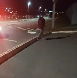 Jovem é flagrado ao retirar blocos de calçada e construir barreira em rua de Cascavel