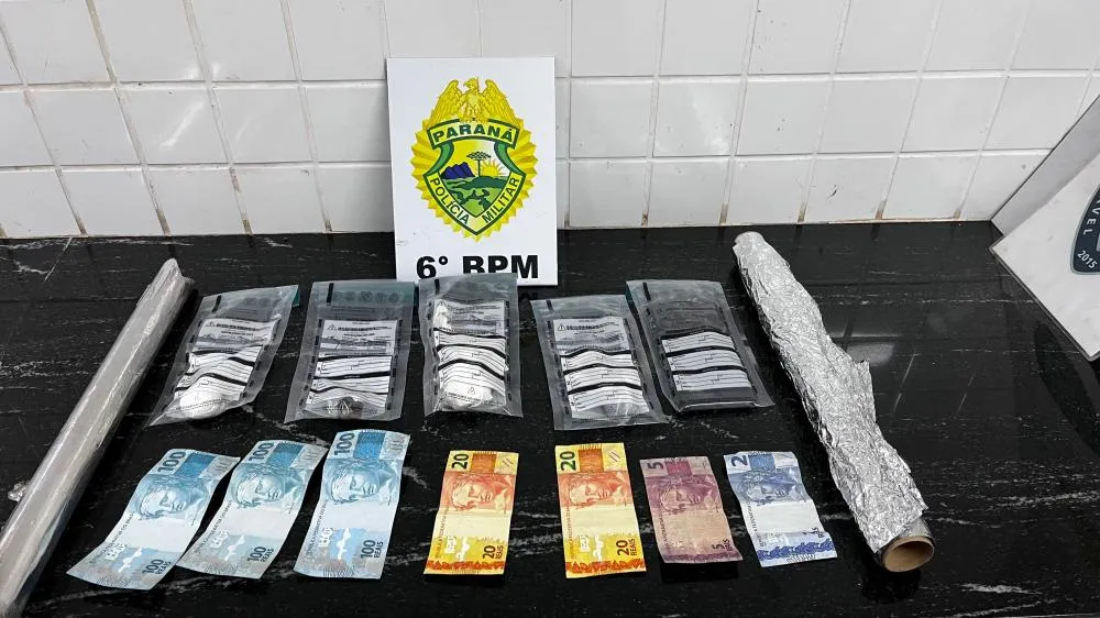 No total, os policiais militares apreenderam 62 gramas de cocaína, além de porções de maconha e haxixe guardadas na residência do indivíduo.