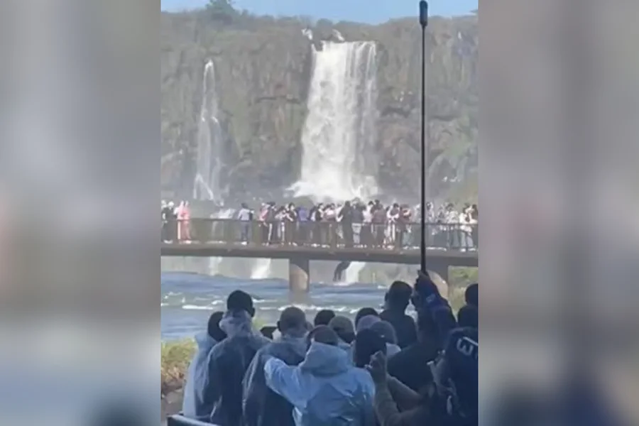 Turista pula passarela nas Cataratas do Iguaçu para recuperar telefone celular
