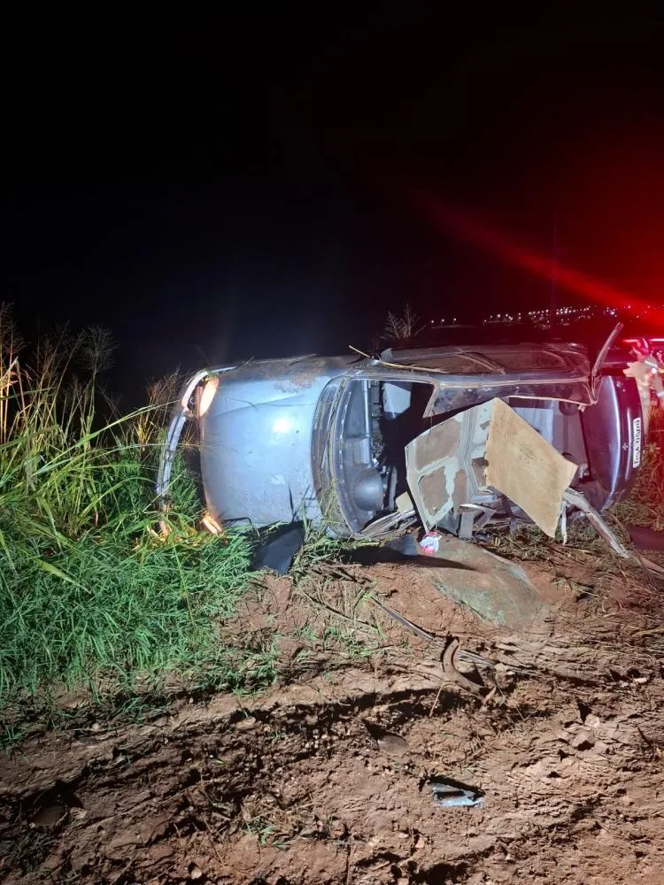 Capotamento de carro deixa três feridos graves e dois leves na rodovia PR-182