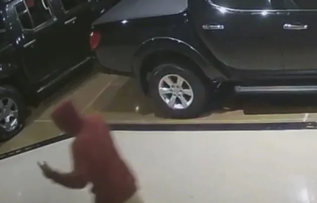 Vídeo de câmera de segurança flagra jovem invadindo garagem de carros em Cascavel