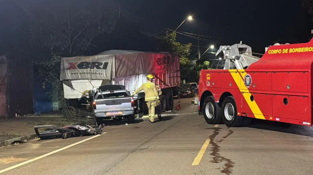 Caminhonete S-10 ficou severamente danificada após colidir contra a traseira de caminhão acoplado no bairro Santa Cruz.