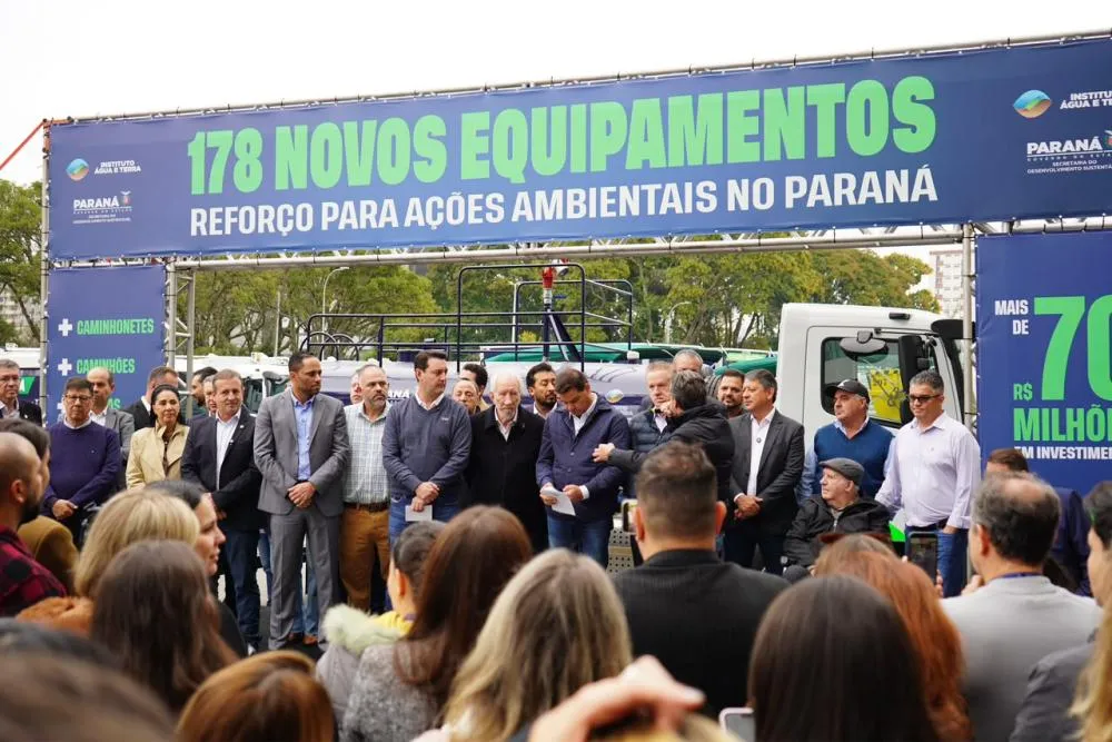 Governador Ratinho Junior e o deputado estadual Gugu Bueno durante a entrega de 129 veículos da Patrulha Ambiental no Palácio Iguaçu.
