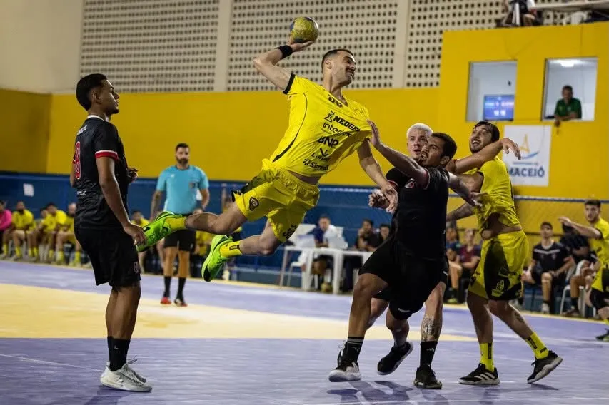  Cascahand em quadra durante a vitória por 27 a 23 contra o Santa Cruz pelo Brasileiro de Clubes. Foto: Divulgação/Assessoria