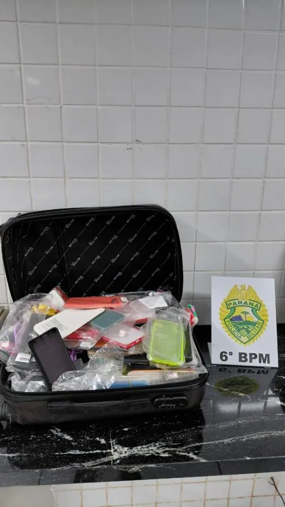Drogas fracionadas, dinheiro em espécie, celulares e balanças de precisão foram levados para a Delegacia de Polícia Federal.Foto: Divulgação 