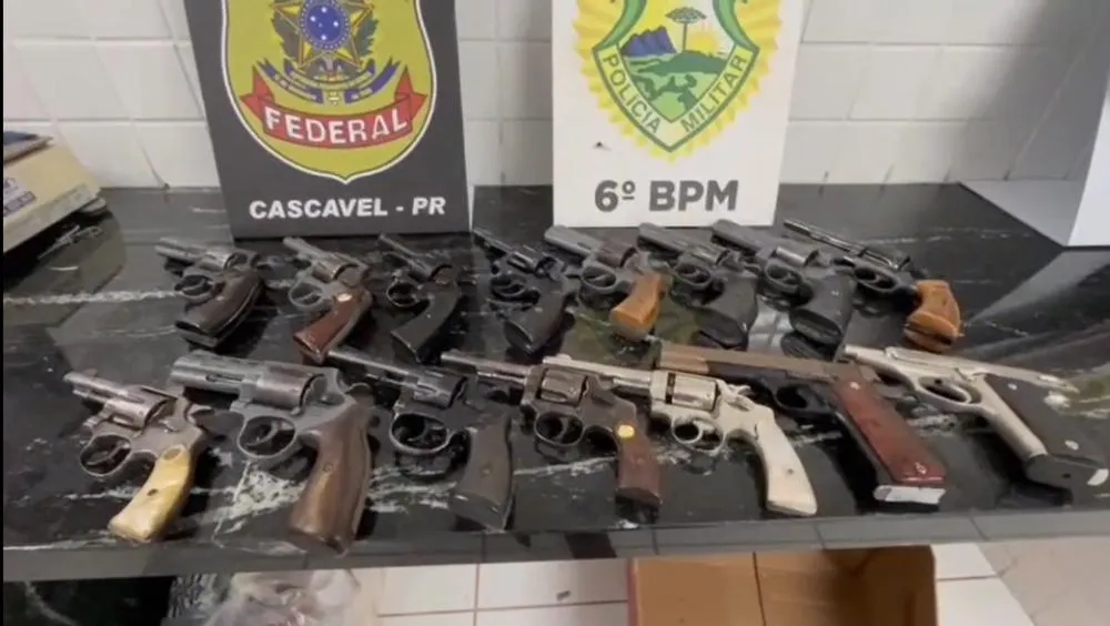 PM e PF prendem jovens com 15 armas na rodoviária de Cascavel