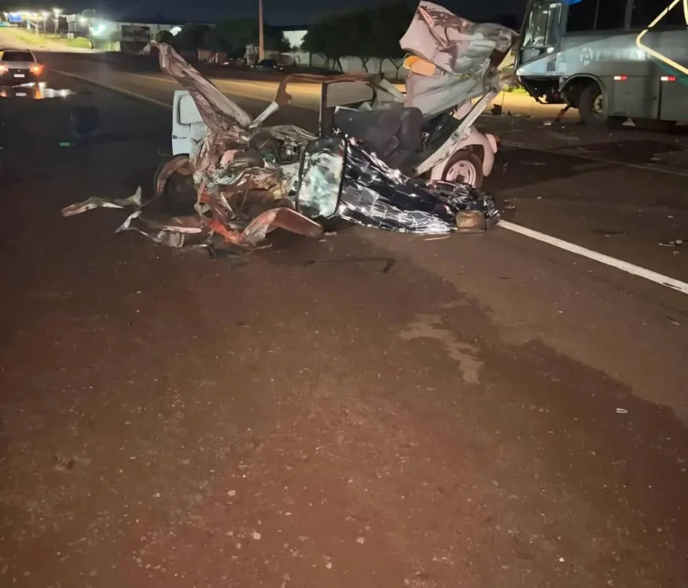 Colisão frontal na rodovia PR-239 causou a morte do motorista do Fusca na madrugada deste sábado. O trecho entre Assis Chateaubriand e Toledo ficou parcialmente interditado para os trabalhos das equipes de resgate.