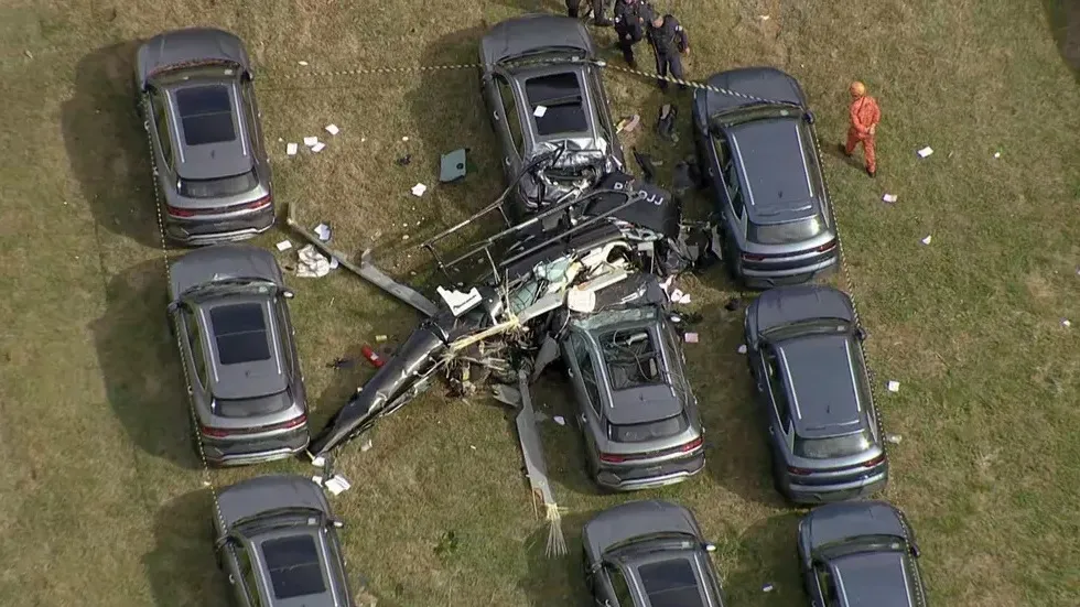 Destroços de um dos helicópteros espalhados no pátio da BYD
